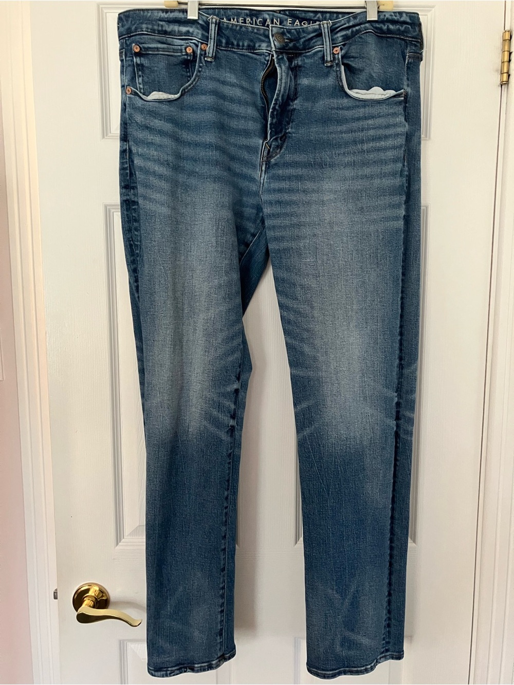 🌸 American Eagle Outfitters Men’s Faded Blue Athletic Straight Jeans